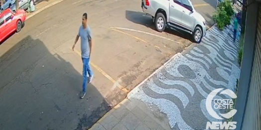 Câmera flagra homem furtando dinheiro em veículo no centro de Santa Helena