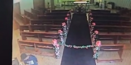Câmeras de segurança flagram homem furtando caixa de doações na Catedral em Foz