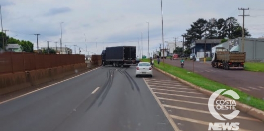 Caminhão bate para desviar de dois veículos na BR 277 em Medianeira