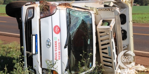 Caminhão baú tomba ao ser fechado por carro na PR 317, em Santa Helena