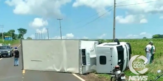 Caminhão baú tomba na PR 495, próximo a Moreninha, em Santa Helena (vídeo)