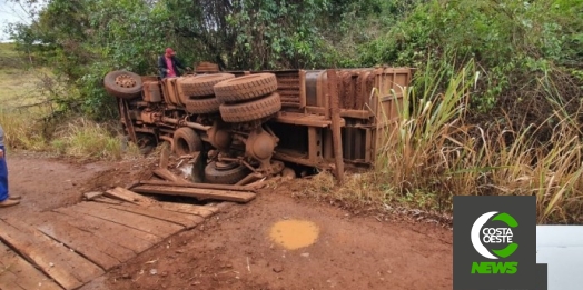 Caminhão cai de ponte no interior de Missal