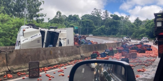 Caminhão carregado de tomate tomba na BR 277 em Matelândia