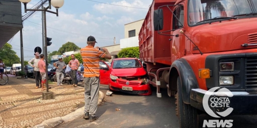 Caminhão e veiculo se enroscam em esquina no centro de Medianeira