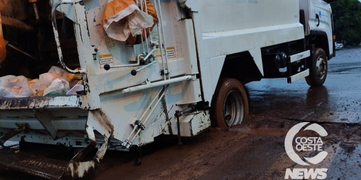 Caminhão fica atolado em valeta de obra em andamento no Bairro Floresta, em São Miguel do Iguaçu