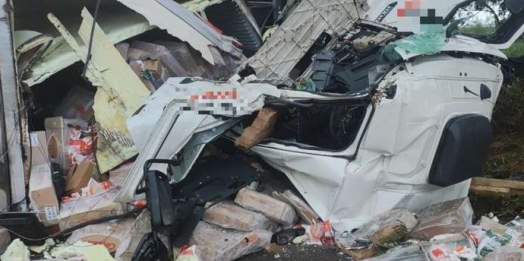 Caminhão fica completamente destruído em tombamento na BR-277