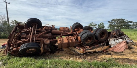 Caminhão fica destruído em tombamento na PR 488 em Diamante do Oeste
