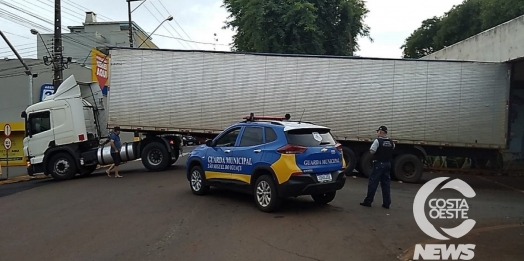 Caminhão fica preso ao passar por baixo de viaduto em São Miguel do Iguaçu