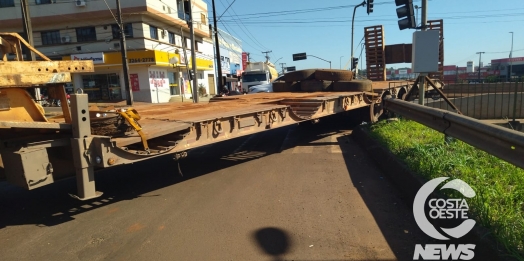 Caminhão plataforma apresenta problema mecânico e interrompe trânsito na 24 de Outubro