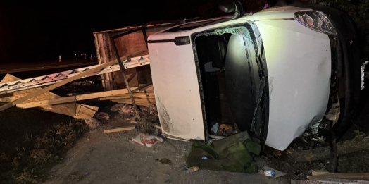 Caminhão tomba e duas pessoas ficam feridas próximo a Santa Helena