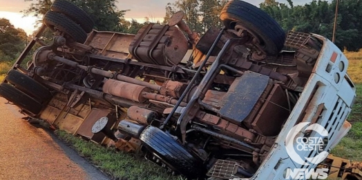 Caminhão tomba e motorista é socorrido em Diamante D