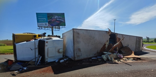 Caminhão tomba em trevo na PR-497, em Itaipulândia