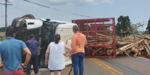 Caminhão tomba na PR495 e derruba carga de eucaliptos