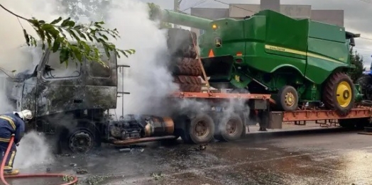 Caminhão Volvo é atingido por incêndio em São Miguel do Iguaçu