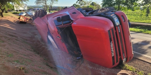 Caminheiro sai ileso em tombamento na PR 317 na “curva do cemitério” em Santa Helena