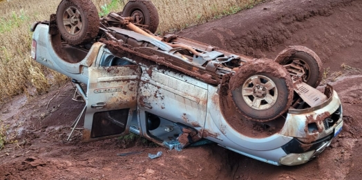 Caminhonete capota em área rural de Matelândia