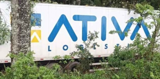 Caminhoneiro fica gravemente ferido em acidente na BR-277