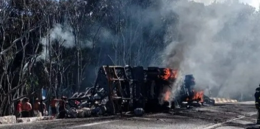 Caminhoneiro morre carbonizado após carga de botijões de gás pegar fogo na BR-277