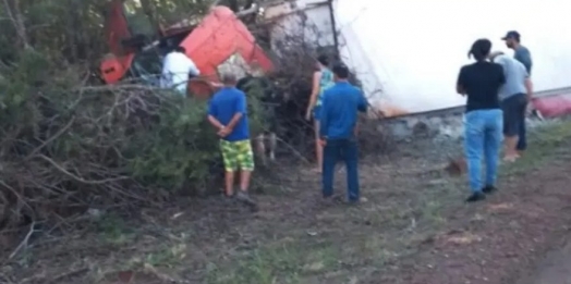 Caminhoneiro morre em tombamento de caminhão na PR-486