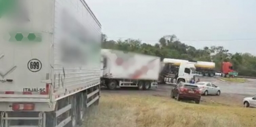 Caminhoneiros bloqueiam trechos da BR 277 e rodovias estaduais no Paraná