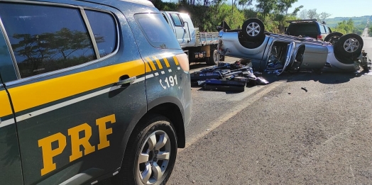 Caminhonete carregada com armas de air-soft capota na BR 272