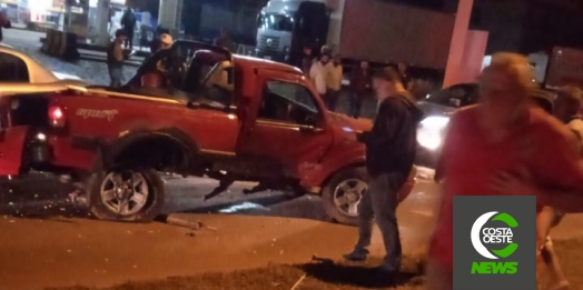 Caminhonete colide contra mureta em frente ao posto do Bairro Ipê em Medianeira