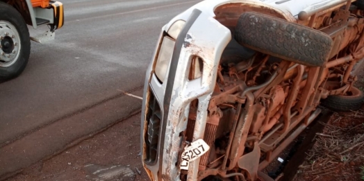 Capotamento de caminhonete deixa motorista ferido na PR-497 em São Miguel do Iguaçu