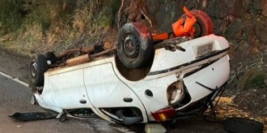 Capotamento deixa duas pessoas feridas em São José das Palmeiras
