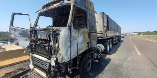 Carreta bitrem pega fogo na BR-467, em Toledo