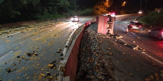 Carreta carregada com abóboras tomba na BR-277 em Matelândia