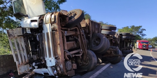 Carreta carregada com adubo tomba na BR-277, em São Miguel do Iguaçu
