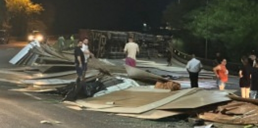 Carreta carregada com chapas de MDF tomba na BR-277, em Matelândia