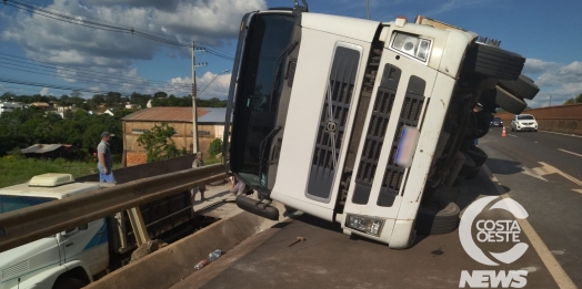 Carreta carregada com cimento tomba na BR 277 em Medianeira