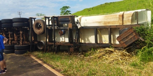 Carreta carregada com farelo tomba em Diamante do Oeste