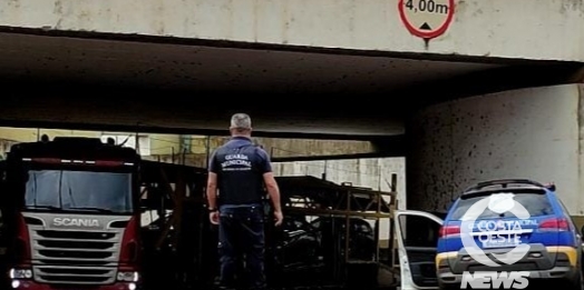 Carreta cegonha fica presa em túnel em São Miguel do Iguaçu