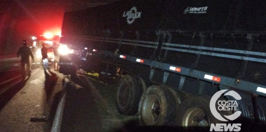 Carreta com placa paraguaia sai da pista na BR-277 em São Miguel do Iguaçu