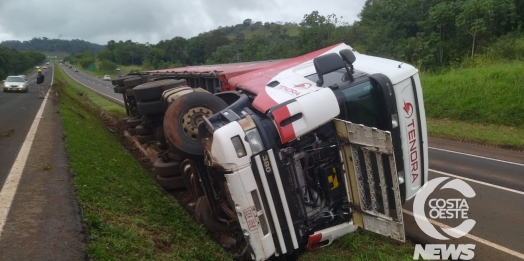 Carreta com placa Paraguaia tomba na BR- 277 entre Matelândia e Medianeira