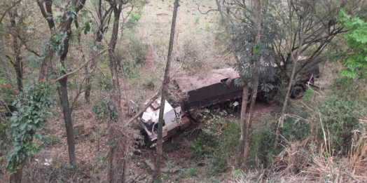 Carreta desce ribanceira em Diamante do Oeste e motorista fica ferido