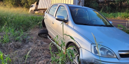 Carreta e corsa se envolvem em acidente na PR 317 em Santa Helena