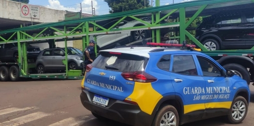 Carreta entalada em passagem de nível causa transtornos no trânsito em São Miguel do Iguaçu