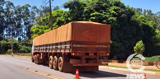 Carreta paraguaia bloqueia meia pista da Rua Ver. José Biesdorf em Santa Helena