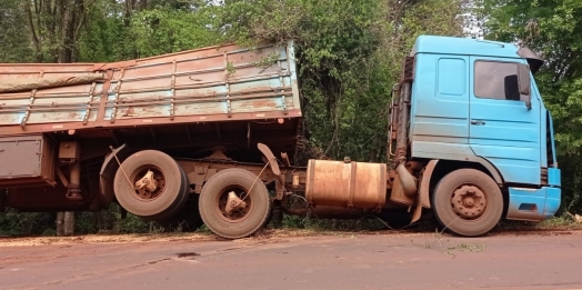 Carreta que seguia ao Porto de Santa Helena, tomba na PR 317, entre Ouro Verde e Toledo