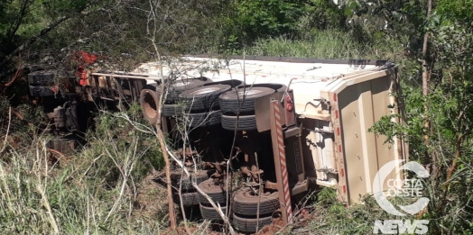 Carreta tomba após ser fechada por veículo em Diamante D