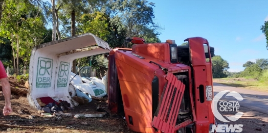 Carreta tomba na PR 488, entre Santa Helena e Diamante D