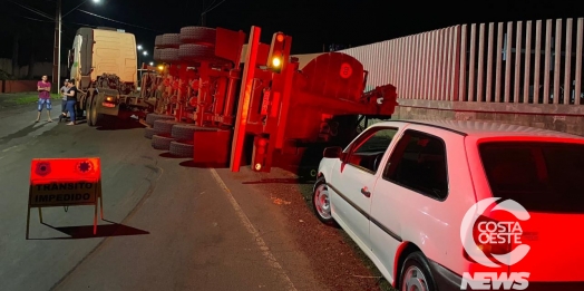 Carreta carregada com 30 toneladas de ração tomba em São Miguel do Iguaçu