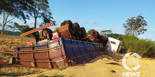 Carreta tomba entre Santa Helena e Diamante D