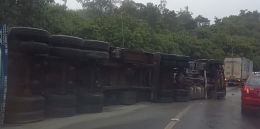 Carreta tomba e interdita parcialmente a BR-277, em frente ao Castelinho