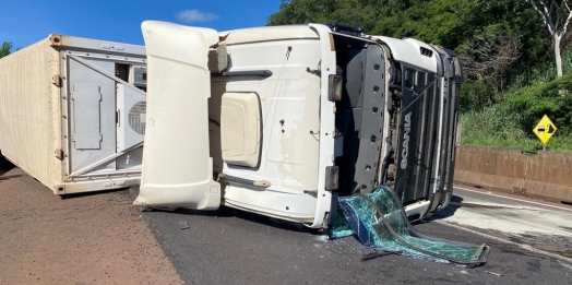 Carreta tomba na BR-277, na serra do Mico, e deixa rodovia parcialmente interditada