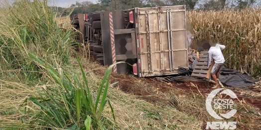 Carreta tomba na BR-277, em São Miguel do Iguaçu