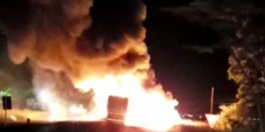 Carretas explodem após batida na BR-163 em Mundo Novo e motorista morre carbonizado